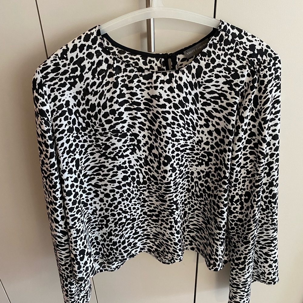 Vince Camuto flowy blouse in size Small